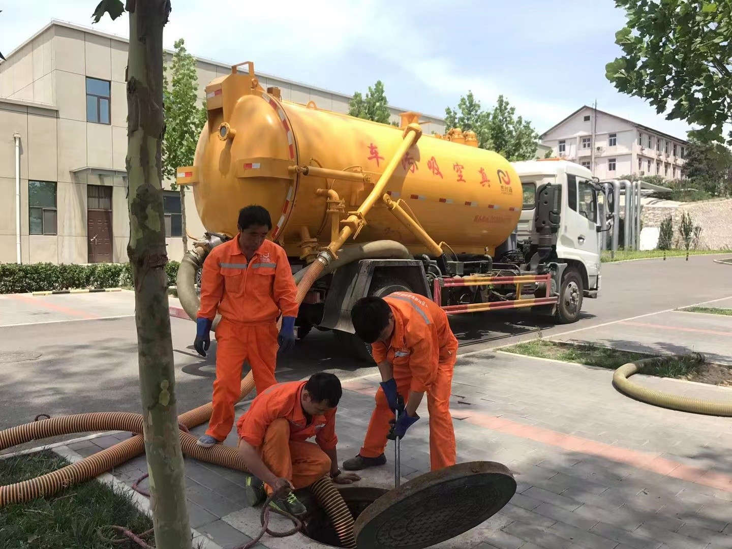 金东管道疏通车停在窨井附近