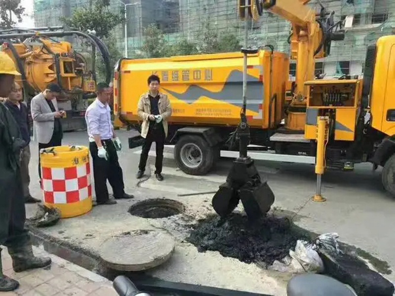 金东街道：网格员化身“清道夫”，为民解忧疏通“堵心”化粪池