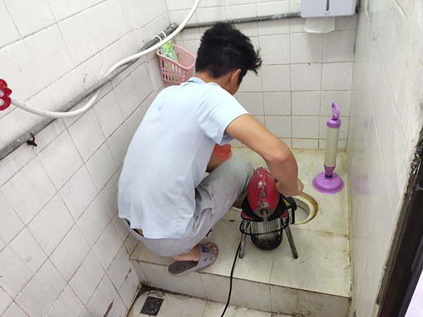 金东肥皂掉到马桶里把马桶堵住了怎么办？马桶堵住了怎么办