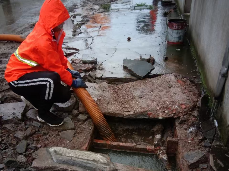 金东专业清理污水池 炜誉市政以规范流程守护城市 “肠道”